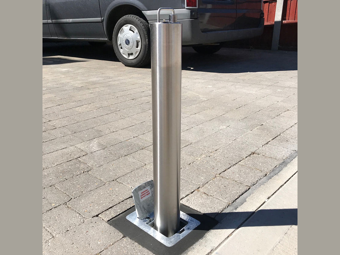Manual telescopic bollard installed at a residential driveway